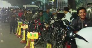 মধ্যরাতেও ফুরোচ্ছে না অপেক্ষা: জ্বালানি তেলের জন্য দীর্ঘ সারি পাম্পে